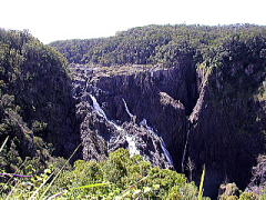 山の中の大きなバロン滝